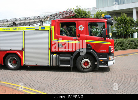 Véhicule à moteur d'incendie participant à un appel à un hôtel à La ville de Cardiff South Wales GB UK 2008 Banque D'Images