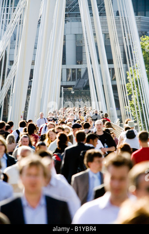 Les personnes qui franchissent la passerelle Hungerford au cours de la Grande-Bretagne Angleterre Londres aux heures de pointe, UK Banque D'Images