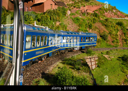 Vue sur le train Perurail quitter Cuzco Cusco sur le chemin à Machu Picchu au Pérou Banque D'Images