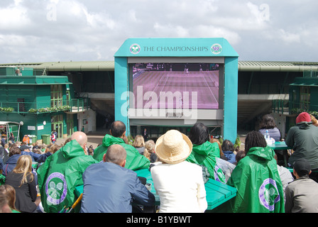 Spectateurs regardant le tennis sur Henman Hill, les Championnats, Wimbledon, Merton Borough, Greater London, Angleterre, Royaume-Uni Banque D'Images