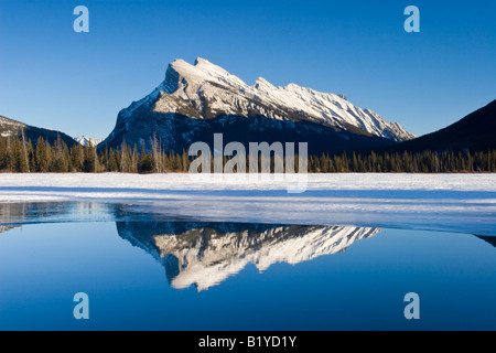 Le mont Rundle de lacs Vermilion Banque D'Images