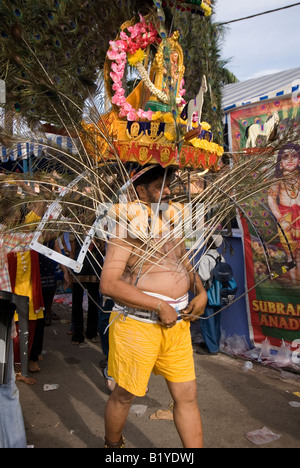 Dévot KAVADI PORTEUR LORS DE L'Assemblée festival hindou de THAIPUSAM BATU CAVES KUALA LUMPUR, EN MALAISIE Banque D'Images