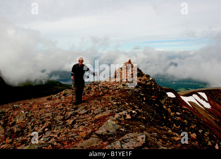 Randonneur sur le sommet du Carn Mor Dearg Banque D'Images