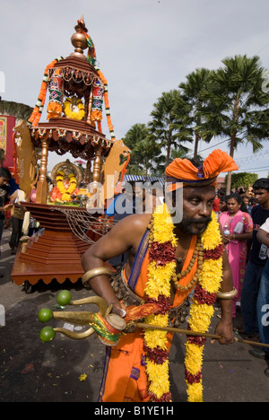 Dévot KAVADI PORTEUR LORS DE L'Assemblée festival hindou de THAIPUSAM BATU CAVES KUALA LUMPUR, EN MALAISIE Banque D'Images