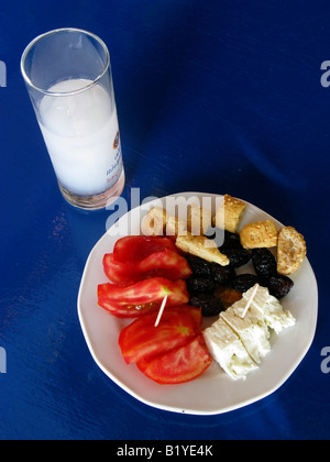 Un Ouzo et Meze à Kalami Village, ouest de la Crète, Grèce Banque D'Images
