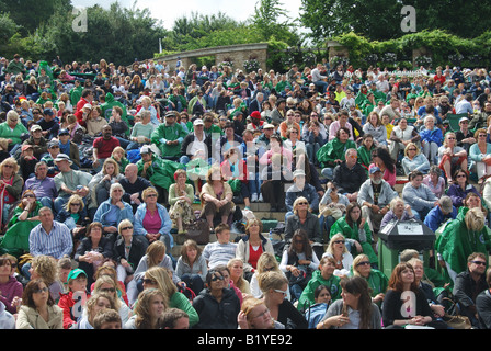 Spectateurs regardant le tennis sur Henman Hill, les Championnats, Wimbledon, Merton Borough, Greater London, Angleterre, Royaume-Uni Banque D'Images