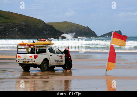 La plage de Fistral patrouille de gardes vie plage de surf de la côte atlantique newquay cornwall england uk go Banque D'Images