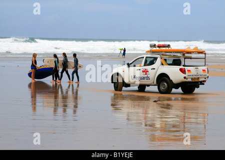 La plage de Fistral patrouille de gardes vie plage de surf de la côte atlantique newquay cornwall england uk go Banque D'Images