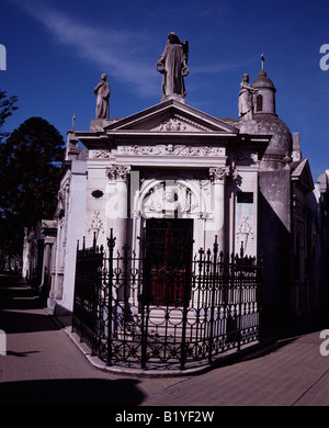 Mausolée en marbre élaborée dans le cimetière de la Recoleta Buenos Aires Argentine Banque D'Images