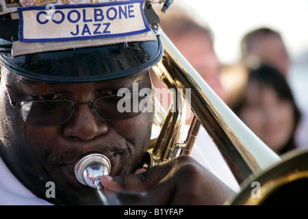 Ernest Johnson, Jr des Coolbone jazz band de la Nouvelle Orléans à l'affiche à l'air libre à Kadikoy, Istanbul, Turquie Banque D'Images