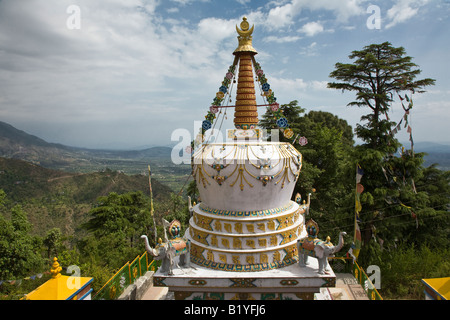 Un STUPA tibétain sur le terrain de la complexe TSUGLAGKHANG dans MCLEOD GANG INDE DHARMSALA Banque D'Images