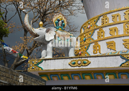 Détail de l'éléphant sur un stupa tibétain sur le terrain de la complexe TSUGLAGKHANG dans MCLEOD GANG INDE DHARMSALA Banque D'Images