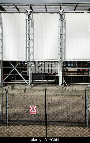 Garder hors des signes barbelés bâtiments industriels d'escrime de la centrale nucléaire de Sizewell Banque D'Images