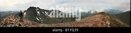 Randonneur sur le sommet du Carn Mor Dearg avec Carn Dearg Meadhonach Ben Nevis et à l'arrière-plan Banque D'Images