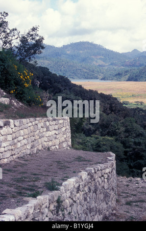 Vue depuis l'acropole la structure principale à au Mayan Ruins de Chinkultic près de Comitan, Chiapas, Mexique Banque D'Images