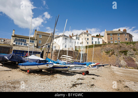 Bateaux sur la plage à Cawsand Cornwall UK Banque D'Images