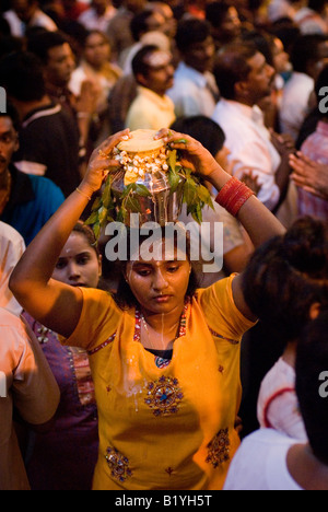 Dévot exerçant son pot à lait à l'intérieur OFFRANT LES GROTTES DE BATU PENDANT LE FESTIVAL HINDOU DE THAIPUSAM ANNUEL DE KUALA LUMPUR, EN MALAISIE Banque D'Images