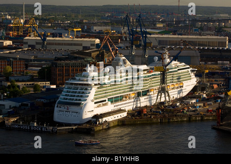 Le navire de croisière Brilliance of the Seas dans le dry dock Elbe 17 du chantier naval Blohm et Voss dans le port de Hambourg Banque D'Images