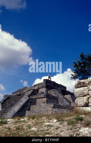 Tourisme haut de l'acropole la structure principale à au Mayan Ruins de Chinkultic près de Comitan, Chiapas, Mexique Banque D'Images