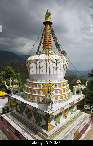 Un STUPA tibétain sur le terrain de la complexe TSUGLAGKHANG dans MCLEOD GANG INDE DHARMSALA Banque D'Images