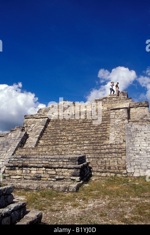 Les touristes en haut de l'acropole la structure principale à au Mayan Ruins de Chinkultic près de Comitan, Chiapas, Mexique Banque D'Images