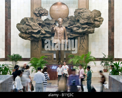 Statue de Ho Chi Minh, central hall, musée Ho Chi Minh, Hanoi, Vietnam Banque D'Images