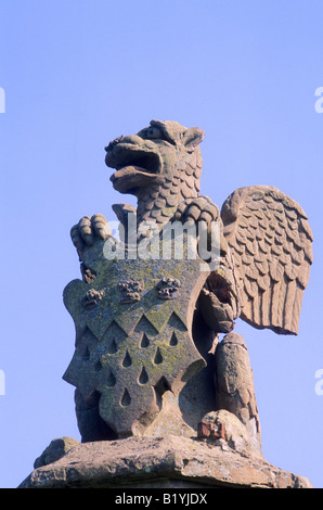 Griffin ailé Knebworth House Hertfordshire Armoiries Armoiries sculptées en pierre de protection périphérique statue England UK Banque D'Images