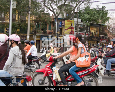 La circulation en moto dans une rue animée de Hanoi, Vietnam Banque D'Images