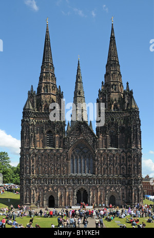 La Cathédrale de Lichfield avec le marché médiéval au cours de l'assemblée annuelle du Festival de musique Lichfield Lichfield Staffordshire England Banque D'Images