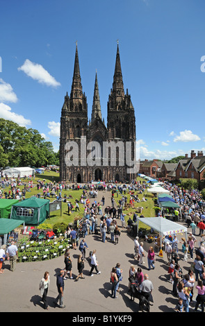 La Cathédrale de Lichfield avec le marché médiéval au cours de l'assemblée annuelle du Festival de musique Lichfield Lichfield Staffordshire England Banque D'Images