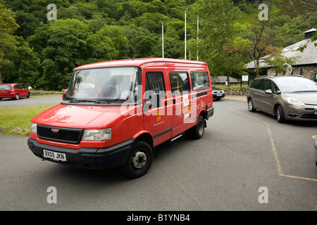 UK Wales Rhayader Powys Elan Valley Visitor Centre Royal Mail Bus en mouvement Banque D'Images