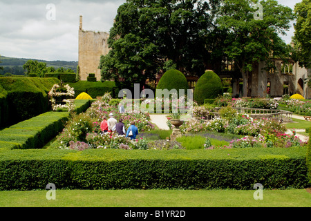 Les visiteurs dans le jardin des reines au Château de Sudeley Gloucestershire Cheltenham UK Banque D'Images