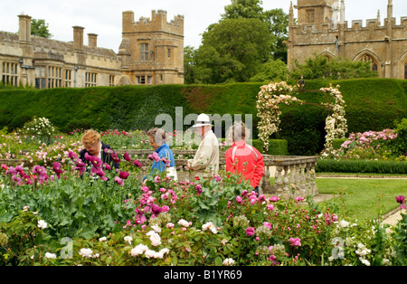 Les visiteurs dans le jardin des reines au Château de Sudeley Gloucestershire Cheltenham UK Banque D'Images