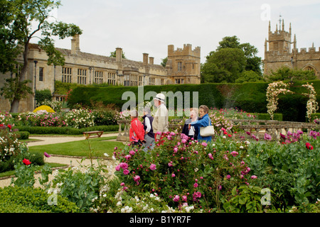 Les visiteurs dans le jardin des reines au Château de Sudeley Gloucestershire Cheltenham UK Banque D'Images