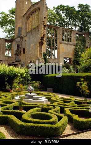 Le Knot Garden et ruines de château de Sudeley Gloucestershire Cheltenham UK Banque D'Images