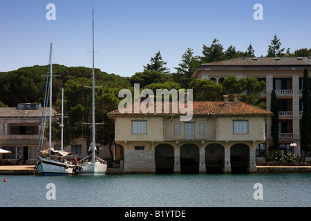 Petit port sur l'île de Brioni, sur la côte de la mer adriatique en Croatie. Banque D'Images