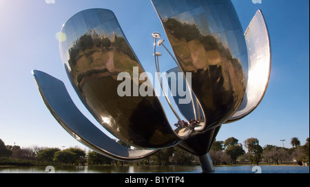 Floralis Generica, sculpture de métal à Buenos Aires, Argentine Banque D'Images