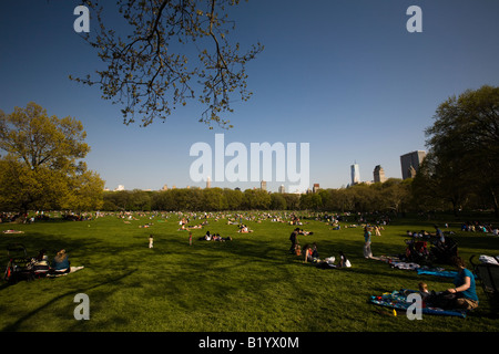 Les New-yorkais profitez de journées chaudes du printemps dans Central Park, à Manhattan, New York, USA Banque D'Images