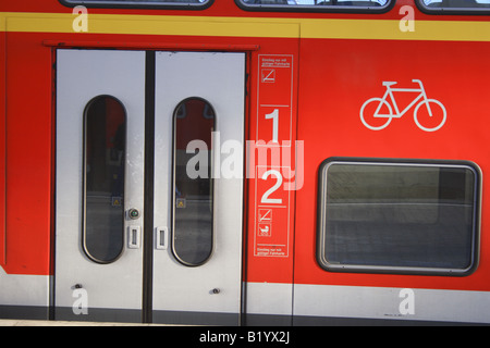 Porte fermée d'un wagon de train allemand rouge, porte et fenêtre. Photo par Willy Matheisl Banque D'Images