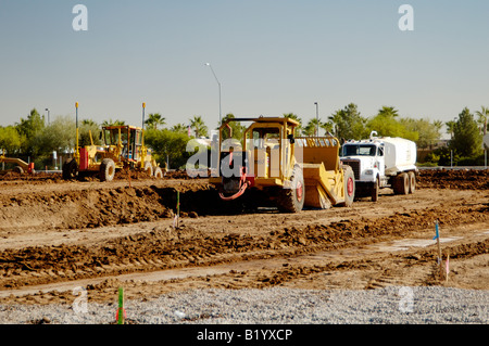 Matériel de construction lourde au travail sur un site de construction commerciale en Arizona Banque D'Images