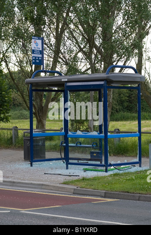 Abri Bus vandalisés Banque D'Images