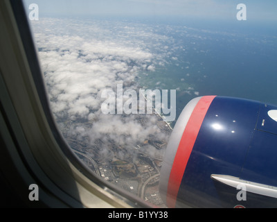 Vue sur l'extérieur fenêtre d'un vol en avion de passagers faisant son approche de l'Aéroport International de San Francisco Banque D'Images