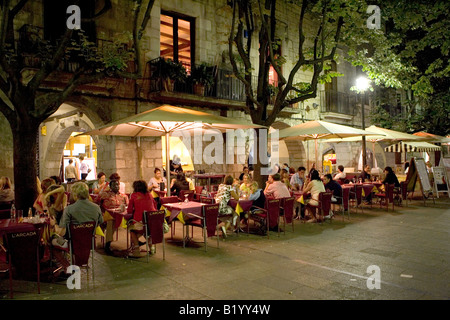 Restaurants à l'extérieur dans la Rambla, Gérone, Espagne Banque D'Images