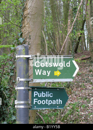 Cotswold Way et sentier public signpost, Cotswolds, Gloucestershire Banque D'Images