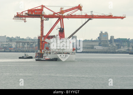 Livraison de l'un des plus grand Super Post-Panamax à quai portiques, Port Metro Vancouver Banque D'Images