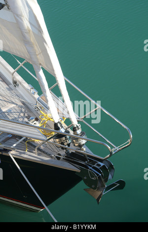 La proue d'un yacht avec système d'ancrage et rangés sur enrouleur Banque D'Images