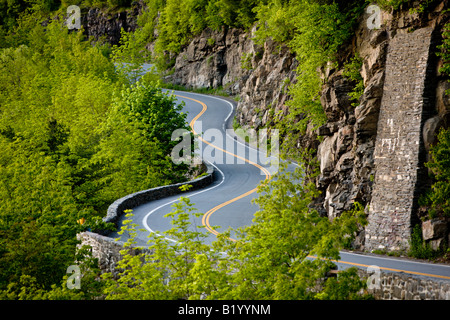 Route sinueuse à flanc de montagne à quelques kilomètres passé Port Jervis, NY USA Banque D'Images