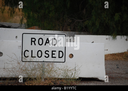 Road Closed Sign avec barrières en béton Banque D'Images