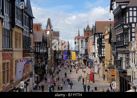 Eastgate Street à Shoppers dans la ville historique de Chester le centre administratif du comté de Cheshire Banque D'Images