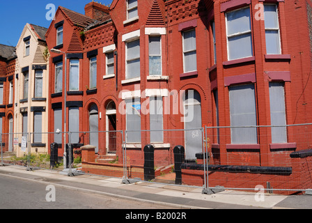 Maisons victoriennes en Kings Street, Bootle, Liverpool barricadèrent prêt à être démoli. Banque D'Images